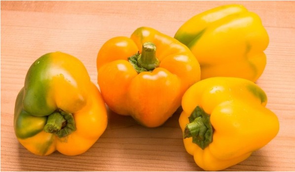 bell peppers different colour ripeness