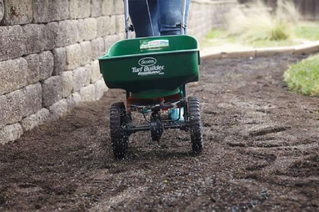 Scotts Turf Builder Edgeguard® Mini Broadcast Spreader